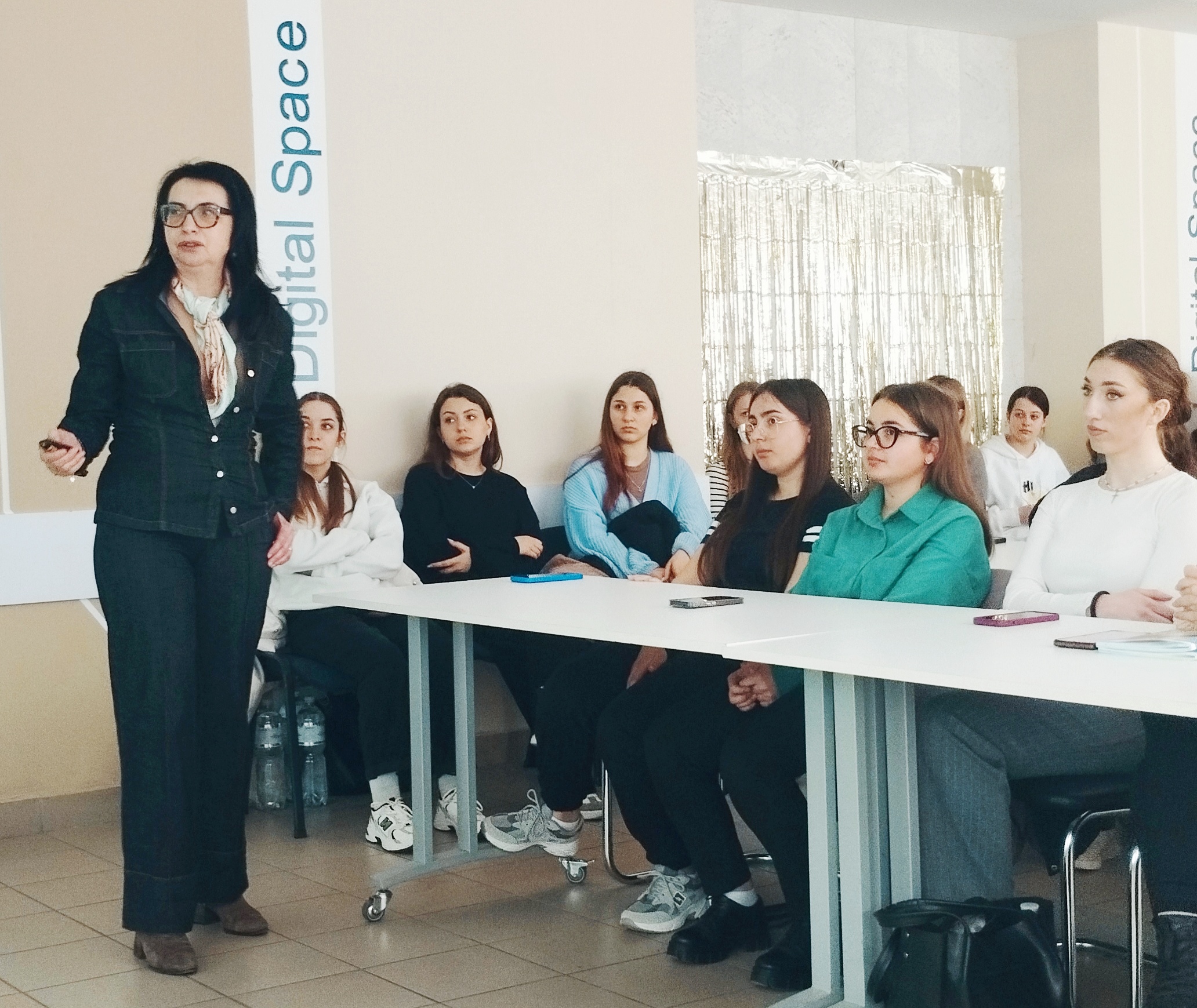 Лекція про сучасне розуміння емпатії від доц. Олени Гузар.